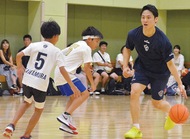 河村選手らが小学生と交流