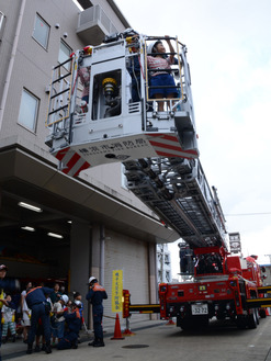 新型のはしご車を使った搭乗体験