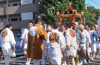 黒御輿を担ぐ参加者たち