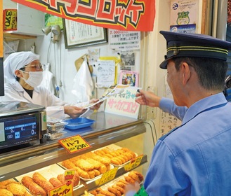 商店街の店舗を巡って啓発する山口副署長