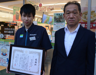 感謝状を受けた坪井さん（左）と中村署長