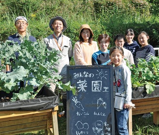 飛田和さん（左から２番目）と同住宅の住民