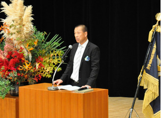 式典であいさつをする栗原校長