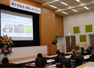 高橋区長の講演を聞く参加者たち