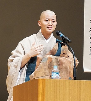 講演する須磨寺寺務長の小池さん