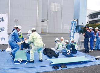 工場棟内で発生した負傷者を救出する参加者