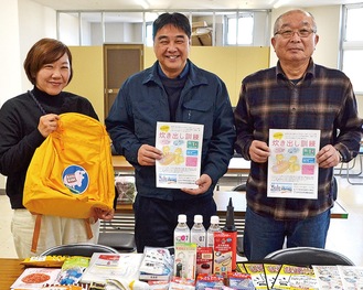 炊き出し訓練の準備をする白井さん、大倉社長、自助カナ代表の穴澤さん（写真右から）