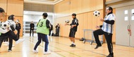 金沢区のジェイビーシー(株)が金沢支援学校に元プロ選手ら派遣