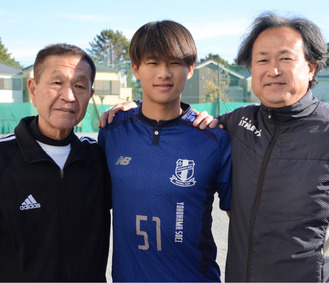 文庫ＦＣの山田淳二代表、岡本さん、山南コーチ（左から）