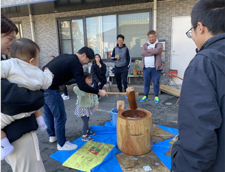 大人と一緒に子どもも参加＝宮本土木（株）提供