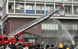 区役所前で行われた総合訓練の様子