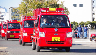 消防車両の分列行進＝磯子消防署提供