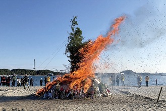 火入れとともに勢いよく焚き上がる「どんど」