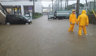 ２０１４年10月、台風による大雨で栄区の一部が浸水＝市提供