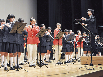 音楽隊との合同演奏を行う浜中吹奏楽部の部員たち