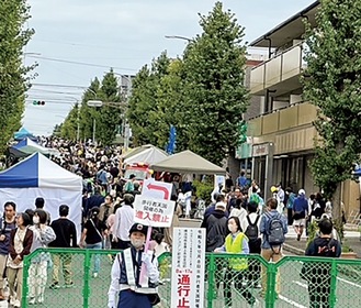 多くの人で賑わう商店街の通り