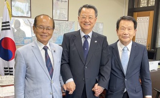 左から田野井共同委員長、金総領事、李共同委員長