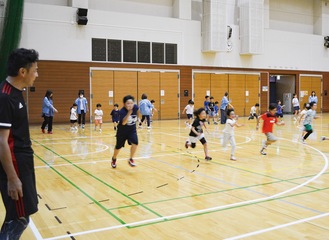 走り方を指導する高島さん（左）