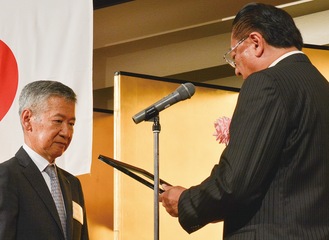 感謝状を受ける木田会長（左）