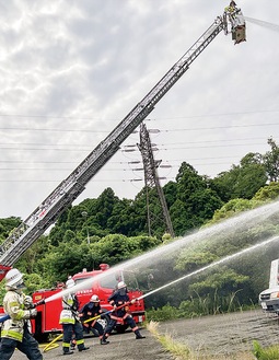 消防署員らによる放水訓練＝６月27日撮影