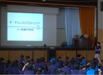 芝崎さんからの説明を聴く生徒たち