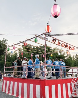 下野庭公園の盆踊り大会＝7月27日撮影