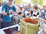 振舞われた酒を酌む来場者