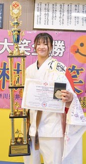 優勝トロフィーを持つ川村さん