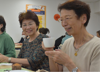 コーヒーを飲む来場者