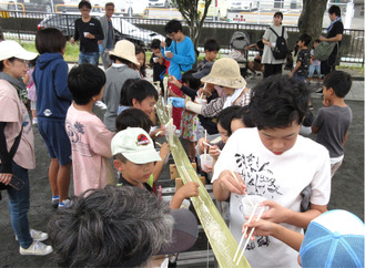 流しそうめんを楽しむ参加者（提供写真）