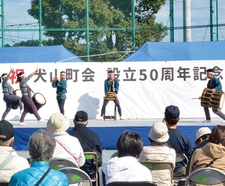 パフォーマンスを披露する「昇龍　和太鼓」