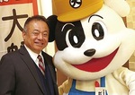 木造住宅の耐震性について語る畠山さんと同社マスコットキャラクター大ちゃん