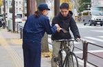 チラシを渡す警察官