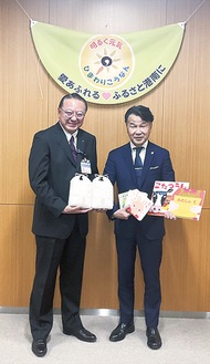 栗原区長（左）と金子取締役社長