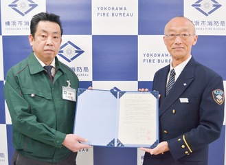 覚書を手にする内田店長（左）と家田署長