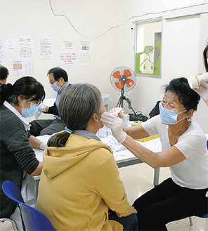 参加者への歯科検診も行われた＝寿町総合労働福祉会館