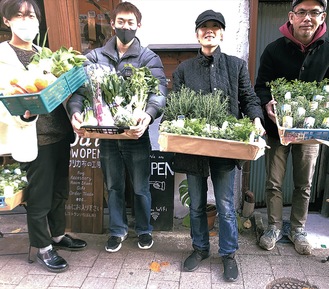 子育て家庭に届ける野菜や苗を持つプロジェクトチームのスタッフたち（左から２人目がリーダーの瀧脇さん）