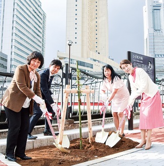 シドモア桜の会横浜の梅本代表理事（右から２人目）らが参加し苗木を植樹