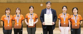 出場選手と蕭監督（右から３人目）＝日本卓球協会提供