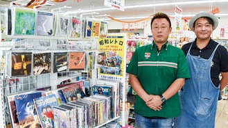 入口すぐに設置された中古品コーナー。高オーナー（左）と提案者の栗林さん