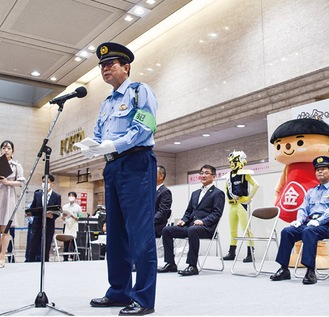 あいさつする永野署長