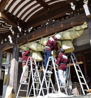 手作業で掛け替えられた大しめ縄