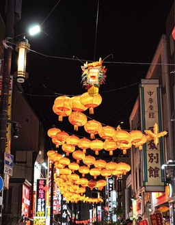 中華街大通りの「百節龍」