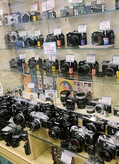 古いフィルムカメラからレンズまで買取可能