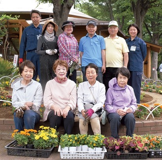 境之谷公園で活動する会員ら