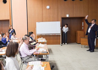 講演を行う䔥会長＝写真右