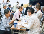 講演後には希望者に口腔内の唾液や細菌を調べる検査も行われた