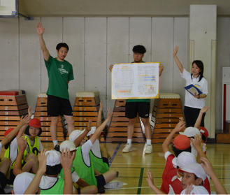 選手と朝食の大切さを学ぶ児童