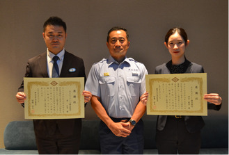田邊署長（中央）と感謝状を授与された島さん（左）、澤田さん
