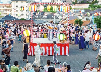 多くの人で賑わう盆踊り